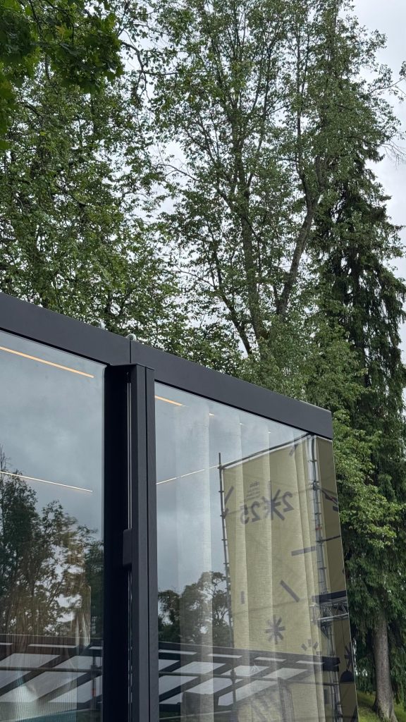 ARKA Silent DUO acoustic office pod in outside environment